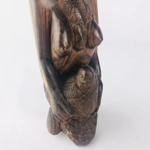 Foto de um(a) Escultura africana, da categoria de Escultura. ESCULTURA DE MADEIRA AFRICANA COM FIGURA DE MULHER COM SEUS FILHOS, MEDE 21CM DE ALTURA. RICA EM DETALHES. EM BOM ESTADO DE... Mostrado de uma perspectiva diferente. Vendido no marketplace Trésors.
