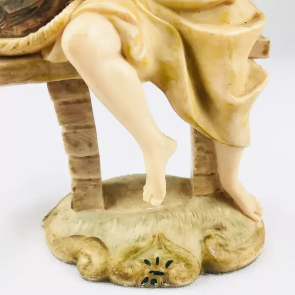 Foto de um(a) Escultura de menina com cesta de peixes, da categoria de Escultura. Escultura de menina com cesta de peixes sentada em um banco, mede 15cm altura. Mínimas marcas de uso. Em bom estado de... Mostrado de uma perspectiva diferente. Vendido no marketplace Trésors.