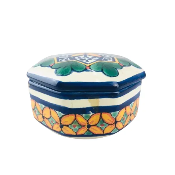 Foto de um(a) Porta jóia em porcelana, da categoria de Porta-Jóias. DELICADO PORTA JÓIA EM PORCELANA BRANCA COM MOTIVOS FLORAIS EM POLICROMIA, MEDE 5CM ALTURA X 9CM DIÂMETRO. EM BOM ESTADO DE... Vendido no marketplace Trésors.
