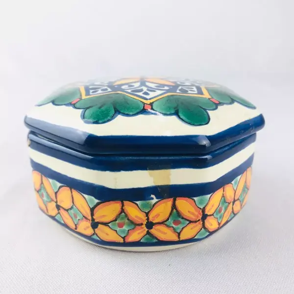 Foto de um(a) Porta jóia em porcelana, da categoria de Porta-Jóias. DELICADO PORTA JÓIA EM PORCELANA BRANCA COM MOTIVOS FLORAIS EM POLICROMIA, MEDE 5CM ALTURA X 9CM DIÂMETRO. EM BOM ESTADO DE... Mostrado de uma perspectiva diferente. Vendido no marketplace Trésors.