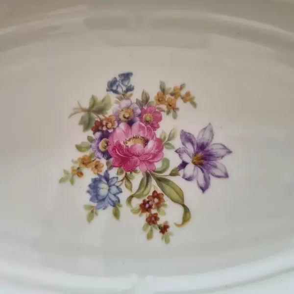 Foto de um(a) Travessa oval em porcelana polonesa Kpm floral., da categoria de Travessas e tigelas. Travessa oval em porcelana polonesa da manufatura KPM. A história da KPM, ou Krister Porzellan-Manufaktur, começa na... Mostrado de uma perspectiva diferente. Vendido no marketplace Trésors.