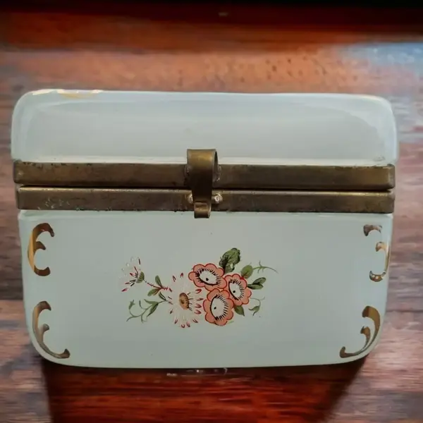 Foto de um(a) Caixa em opalina branca esmaltada pintada a mão., da categoria de Cestos e Caixas. Caixa em opalina branca translúcida esmaltada com flores pintada a mão.10 cm de largura x 6.5 cm de profundidade x 8 cm de... Mostrado de uma perspectiva diferente. Vendido no marketplace Trésors.