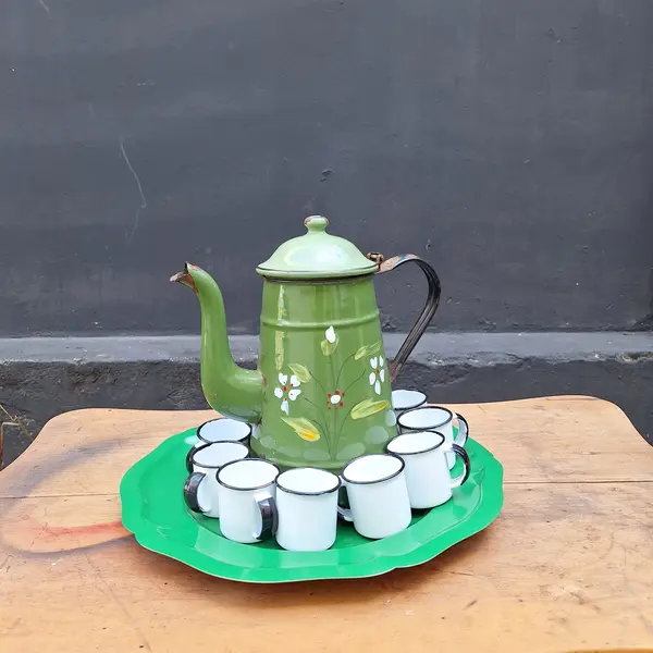 Foto de um(a) Conjunto de bules e 10 xícaras de café Estilo fazenda, da categoria de Conjuntos de café e chá. Conjunto de bules e 10 xícaras de café Estilo fazendaDimensões: Altura: 25Largura: 33Profundidade: 33. Mostrado de uma perspectiva diferente. Vendido no marketplace Trésors.