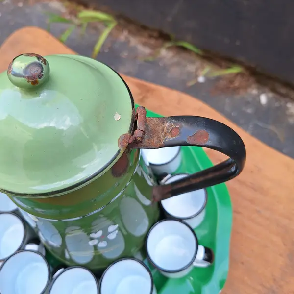 Foto de um(a) Conjunto de bules e 10 xícaras de café Estilo fazenda, da categoria de Conjuntos de café e chá. Conjunto de bules e 10 xícaras de café Estilo fazendaDimensões: Altura: 25Largura: 33Profundidade: 33. Mostrado de uma perspectiva diferente. Vendido no marketplace Trésors.