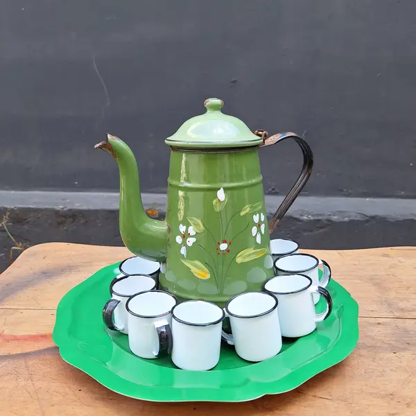 Foto de um(a) Conjunto de bules e 10 xícaras de café Estilo fazenda, da categoria de Conjuntos de café e chá. Conjunto de bules e 10 xícaras de café Estilo fazendaDimensões: Altura: 25Largura: 33Profundidade: 33. Mostrado de uma perspectiva diferente. Vendido no marketplace Trésors.