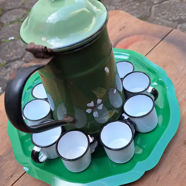 Foto de um(a) Conjunto de bules e 10 xícaras de café Estilo fazenda, da categoria de Conjuntos de café e chá. Conjunto de bules e 10 xícaras de café Estilo fazendaDimensões: Altura: 25Largura: 33Profundidade: 33. Mostrado de uma perspectiva diferente. Vendido no marketplace Trésors.
