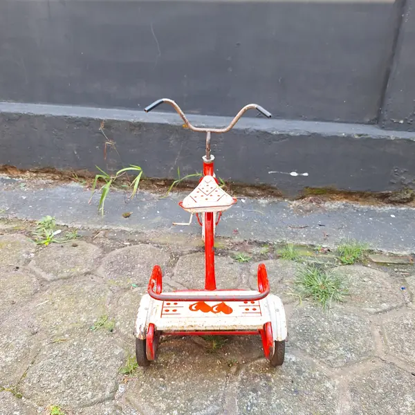 Foto de um(a) Antigo triciclo infantil com corações dois irmãos, da categoria de Triciclos e pedalinhos. Antigo triciclo infantil com corações dois irmãos Dimensões: Altura: 70Largura: 100Profundidade: 45. Mostrado de uma perspectiva diferente. Vendido no marketplace Trésors.