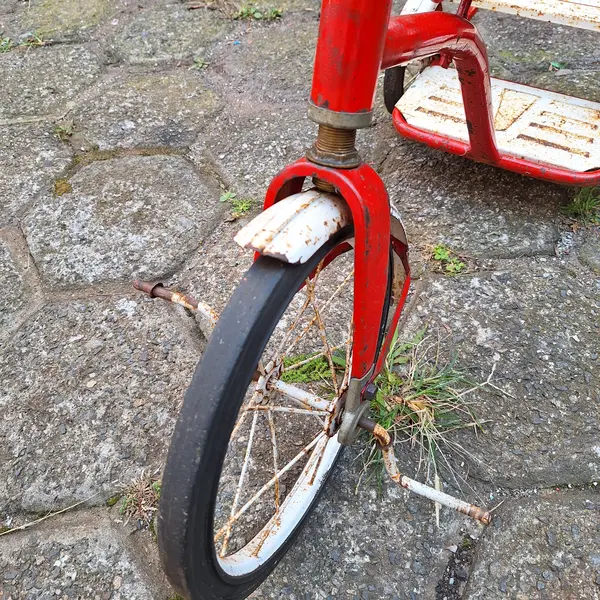 Foto de um(a) Antigo triciclo infantil com corações dois irmãos, da categoria de Triciclos e pedalinhos. Antigo triciclo infantil com corações dois irmãos Dimensões: Altura: 70Largura: 100Profundidade: 45. Mostrado de uma perspectiva diferente. Vendido no marketplace Trésors.