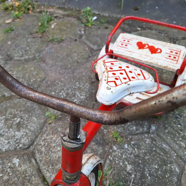 Foto de um(a) Antigo triciclo infantil com corações dois irmãos, da categoria de Triciclos e pedalinhos. Antigo triciclo infantil com corações dois irmãos Dimensões: Altura: 70Largura: 100Profundidade: 45. Mostrado de uma perspectiva diferente. Vendido no marketplace Trésors.