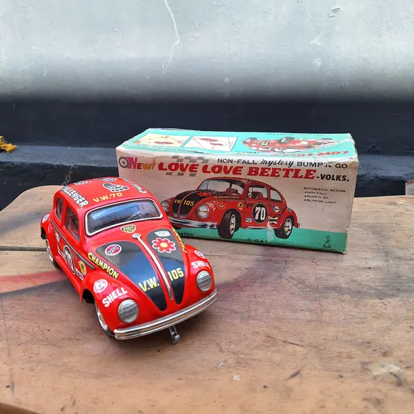 Foto de um(a) Brinquedo antigo - love love beetle volks, da categoria de Carros e caminhões de brinquedo. Brinquedo antigo - love love beetle volksDimensões: Altura: 26,5Largura: 11Profundidade: 10,5. Mostrado de uma perspectiva diferente. Vendido no marketplace Trésors.