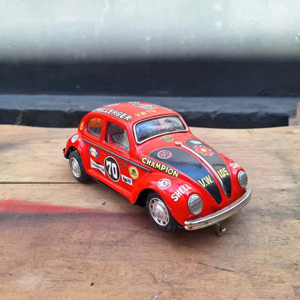 Foto de um(a) Brinquedo antigo - love love beetle volks, da categoria de Carros e caminhões de brinquedo. Brinquedo antigo - love love beetle volksDimensões: Altura: 26,5Largura: 11Profundidade: 10,5. Mostrado de uma perspectiva diferente. Vendido no marketplace Trésors.