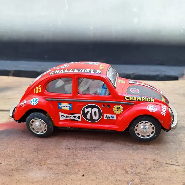 Foto de um(a) Brinquedo antigo - love love beetle volks, da categoria de Carros e caminhões de brinquedo. Brinquedo antigo - love love beetle volksDimensões: Altura: 26,5Largura: 11Profundidade: 10,5. Mostrado de uma perspectiva diferente. Vendido no marketplace Trésors.