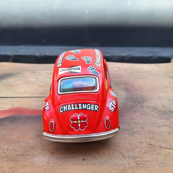Foto de um(a) Brinquedo antigo - love love beetle volks, da categoria de Carros e caminhões de brinquedo. Brinquedo antigo - love love beetle volksDimensões: Altura: 26,5Largura: 11Profundidade: 10,5. Mostrado de uma perspectiva diferente. Vendido no marketplace Trésors.