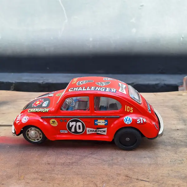 Foto de um(a) Brinquedo antigo - love love beetle volks, da categoria de Carros e caminhões de brinquedo. Brinquedo antigo - love love beetle volksDimensões: Altura: 26,5Largura: 11Profundidade: 10,5. Mostrado de uma perspectiva diferente. Vendido no marketplace Trésors.