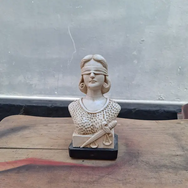 Foto de um(a) Pequeno busto de resina da Justiça, da categoria de Escultura. Pequeno busto de resina da JustiçaDimensões: Altura: 22Largura: 12Profundidade: 9. Mostrado de uma perspectiva diferente. Vendido no marketplace Trésors.