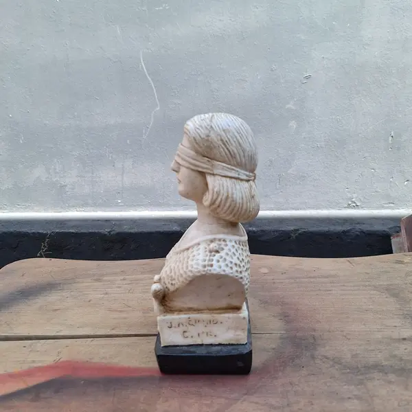 Foto de um(a) Pequeno busto de resina da Justiça, da categoria de Escultura. Pequeno busto de resina da JustiçaDimensões: Altura: 22Largura: 12Profundidade: 9. Mostrado de uma perspectiva diferente. Vendido no marketplace Trésors.