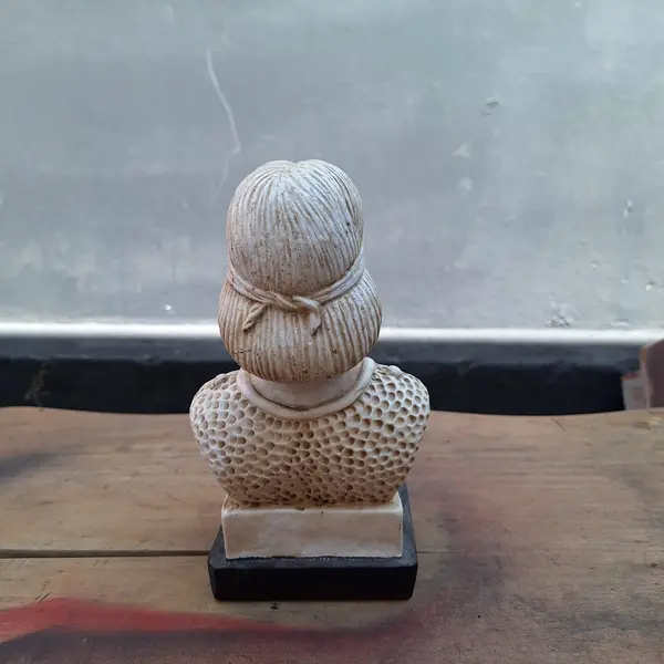 Foto de um(a) Pequeno busto de resina da Justiça, da categoria de Escultura. Pequeno busto de resina da JustiçaDimensões: Altura: 22Largura: 12Profundidade: 9. Mostrado de uma perspectiva diferente. Vendido no marketplace Trésors.