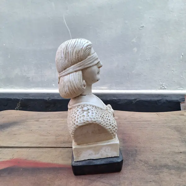 Foto de um(a) Pequeno busto de resina da Justiça, da categoria de Escultura. Pequeno busto de resina da JustiçaDimensões: Altura: 22Largura: 12Profundidade: 9. Mostrado de uma perspectiva diferente. Vendido no marketplace Trésors.
