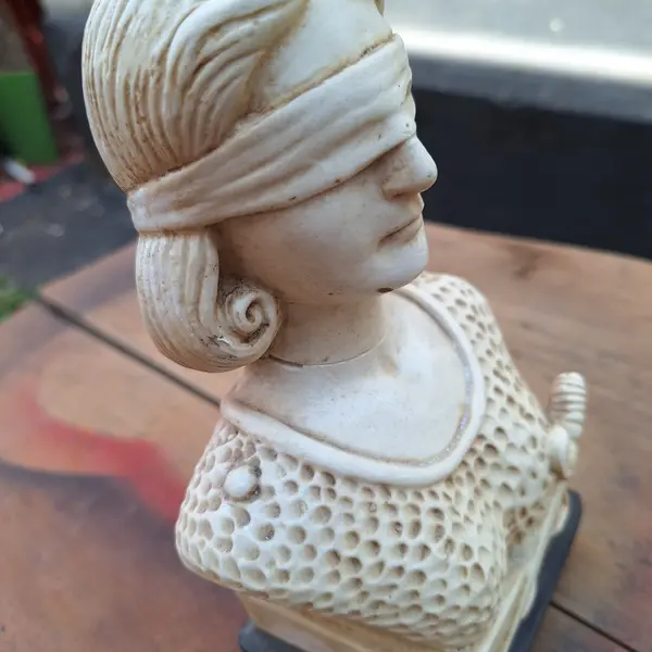 Foto de um(a) Pequeno busto de resina da Justiça, da categoria de Escultura. Pequeno busto de resina da JustiçaDimensões: Altura: 22Largura: 12Profundidade: 9. Mostrado de uma perspectiva diferente. Vendido no marketplace Trésors.