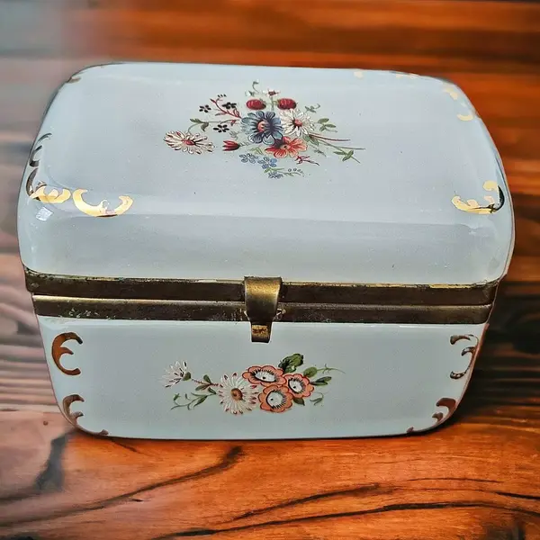 Foto de um(a) Caixa em opalina branca esmaltada pintada a mão., da categoria de Cestos e Caixas. Caixa em opalina branca translúcida esmaltada com flores pintada a mão.10 cm de largura x 6.5 cm de profundidade x 8 cm de... Mostrado de uma perspectiva diferente. Vendido no marketplace Trésors.