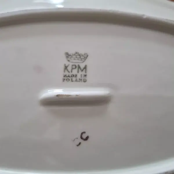 Foto de um(a) Travessa oval em porcelana polonesa Kpm floral., da categoria de Travessas e tigelas. Travessa oval em porcelana polonesa da manufatura KPM. A história da KPM, ou Krister Porzellan-Manufaktur, começa na... Mostrado de uma perspectiva diferente. Vendido no marketplace Trésors.