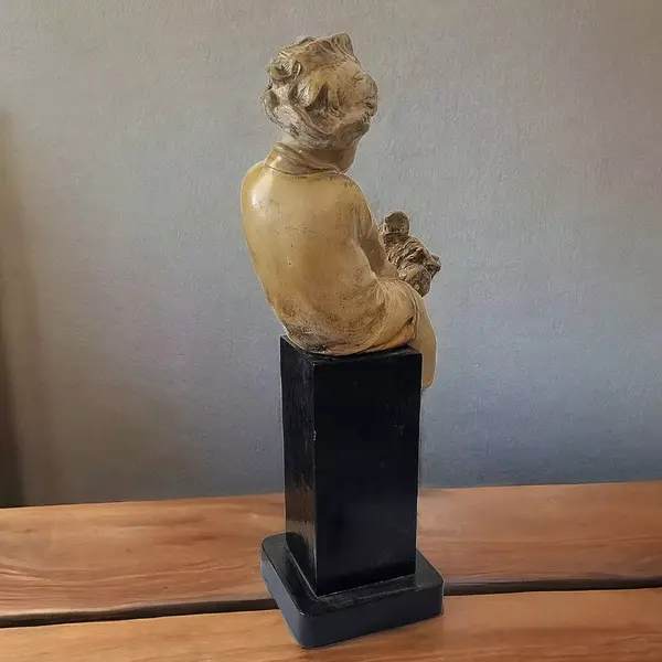 Foto de um(a) Escultura Italiana em terracota menina com cachorro, da categoria de Escultura. Rara e lúdica escultura em terracota ´´ Menino com cachorro`` em coluna de madeira ebonizada.Manufatura Milan... Mostrado de uma perspectiva diferente. Vendido no marketplace Trésors.
