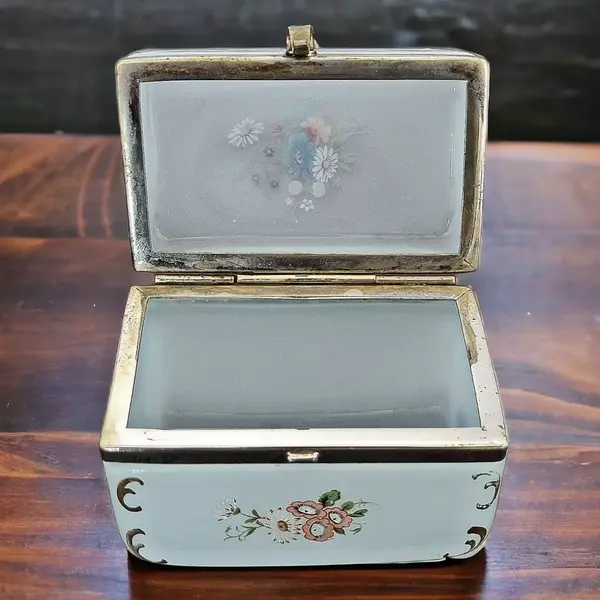 Foto de um(a) Caixa em opalina branca esmaltada pintada a mão., da categoria de Cestos e Caixas. Caixa em opalina branca translúcida esmaltada com flores pintada a mão.10 cm de largura x 6.5 cm de profundidade x 8 cm de... Mostrado de uma perspectiva diferente. Vendido no marketplace Trésors.