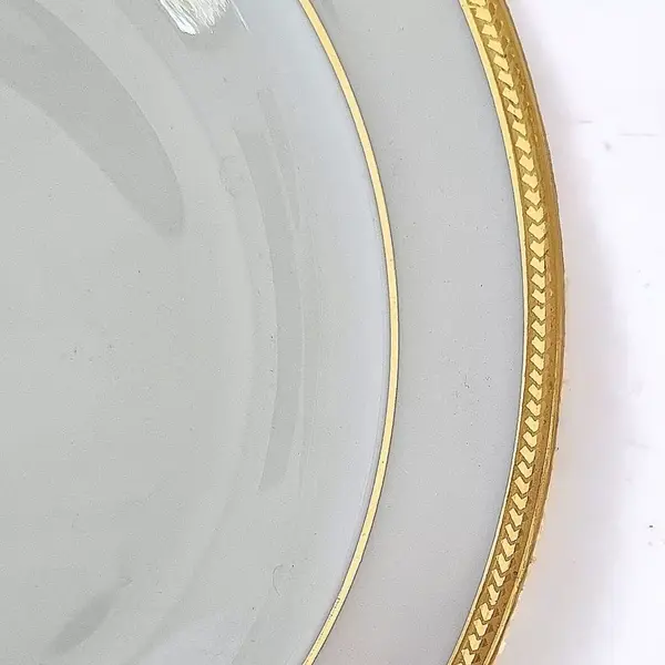 Foto de um(a) Prato fundo em porcelana branca filetada à ouro - Limoges, da categoria de Pratos. Prato fundo em porcelana francesa branca filetada a ouro. Limoges Unic 12 Rue de Paradis PARIS 23,5 cm de diâmetro X 4 cm de... Mostrado de uma perspectiva diferente. Vendido no marketplace Trésors.