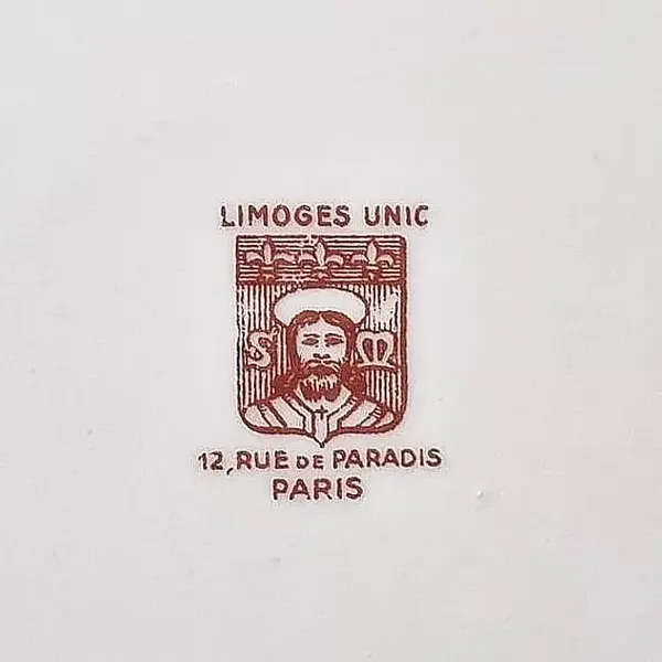 Foto de um(a) Prato raso em porcelana Limoges, da categoria de Pratos. Prato raso para salada em porcelana Limoges branca filetada a ouro. Limoges Unic 12 Rue de Paradis PARIS. França século XX.... Mostrado de uma perspectiva diferente. Vendido no marketplace Trésors.