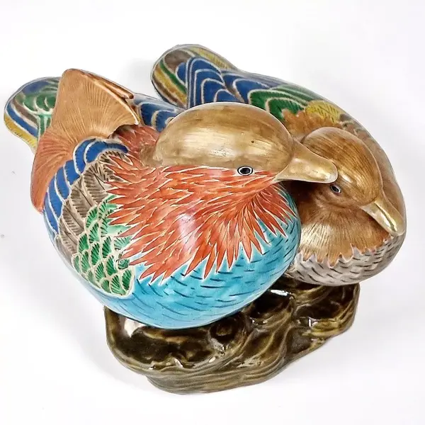 Foto de um(a) Casal De Patos Em Porcelana Esmaltada Kutani Mandarim, da categoria de Escultura. Linda escultura em porcelana Kutani Mandarim "casal de patos". Kutani é um tipo de porcelana japonesa que se originou na... Mostrado de uma perspectiva diferente. Vendido no marketplace Trésors.