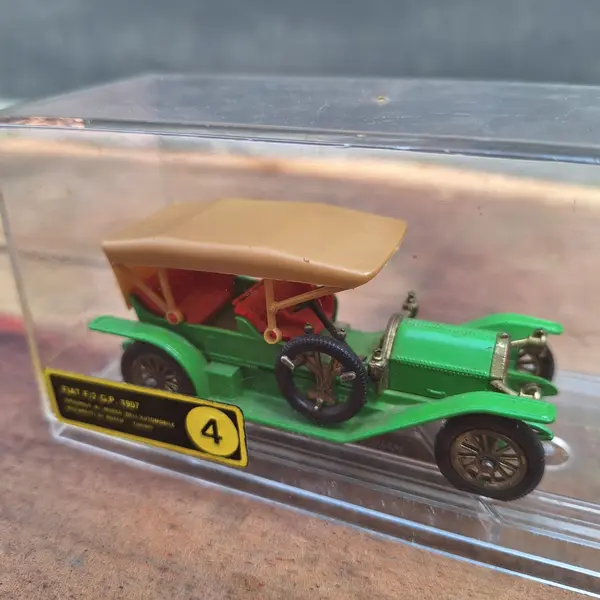 Foto de um(a) Fiat F/2 G.P 1907 - brinquedo miniatura com caixa, da categoria de Carros e caminhões de brinquedo. Fiat F/2 G.P 1907 - brinquedo miniatura com caixa Dimensões: Altura: 8Largura: 13,5Profundidade: 6,5. Mostrado de uma perspectiva diferente. Vendido no marketplace Trésors.