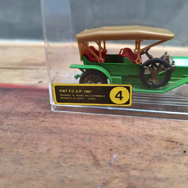 Foto de um(a) Fiat F/2 G.P 1907 - brinquedo miniatura com caixa, da categoria de Carros e caminhões de brinquedo. Fiat F/2 G.P 1907 - brinquedo miniatura com caixa Dimensões: Altura: 8Largura: 13,5Profundidade: 6,5. Mostrado de uma perspectiva diferente. Vendido no marketplace Trésors.