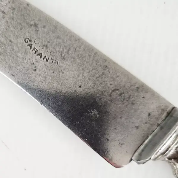 Foto de um(a) Antigo conjunto trinchante composto por garfo e faca, da categoria de Garfos. Lindo e antigo conjunto trinchante composto por 1 garfo e 1 faca com lamina em aço marcado G.F.G garanti. Ambos com cabo de... Mostrado de uma perspectiva diferente. Vendido no marketplace Trésors.