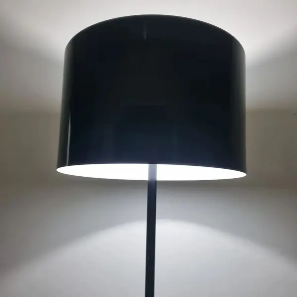 Foto de um(a) Luminária de chão Anos 60 Vintage, da categoria de Luminárias de chão. Descubra a charme da decoração com esta linda luminária de chão vintage dos anos 60. Com sua beleza plástica em estilo... Mostrado de uma perspectiva diferente. Vendido no marketplace Trésors.