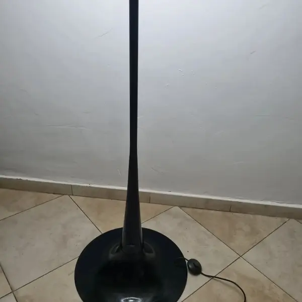 Foto de um(a) Luminária de chão Anos 60 Vintage, da categoria de Luminárias de chão. Descubra a charme da decoração com esta linda luminária de chão vintage dos anos 60. Com sua beleza plástica em estilo... Mostrado de uma perspectiva diferente. Vendido no marketplace Trésors.