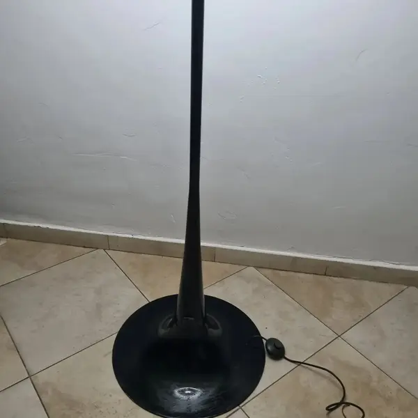 Foto de um(a) Luminária de chão Anos 60 Vintage, da categoria de Luminárias de chão. Descubra a charme da decoração com esta linda luminária de chão vintage dos anos 60. Com sua beleza plástica em estilo... Mostrado de uma perspectiva diferente. Vendido no marketplace Trésors.