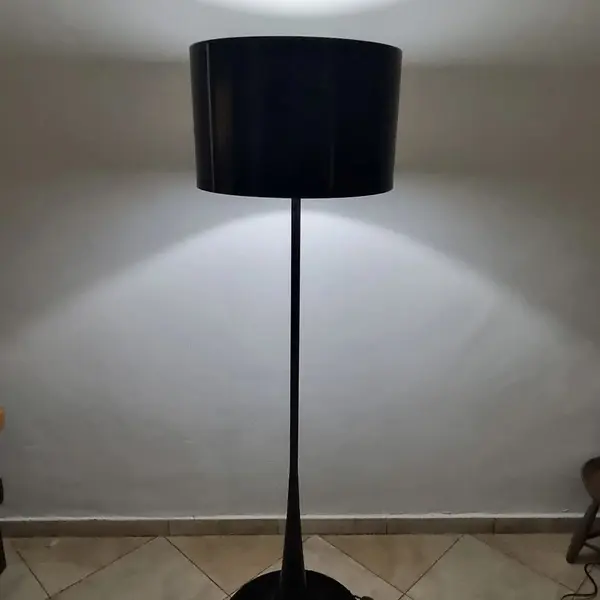 Foto de um(a) Luminária de chão Anos 60 Vintage, da categoria de Luminárias de chão. Descubra a charme da decoração com esta linda luminária de chão vintage dos anos 60. Com sua beleza plástica em estilo... Mostrado de uma perspectiva diferente. Vendido no marketplace Trésors.