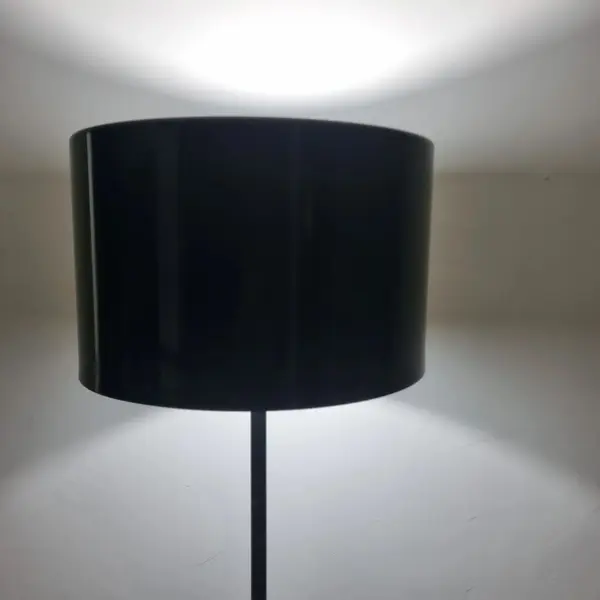 Foto de um(a) Luminária de chão Anos 60 Vintage, da categoria de Luminárias de chão. Descubra a charme da decoração com esta linda luminária de chão vintage dos anos 60. Com sua beleza plástica em estilo... Mostrado de uma perspectiva diferente. Vendido no marketplace Trésors.