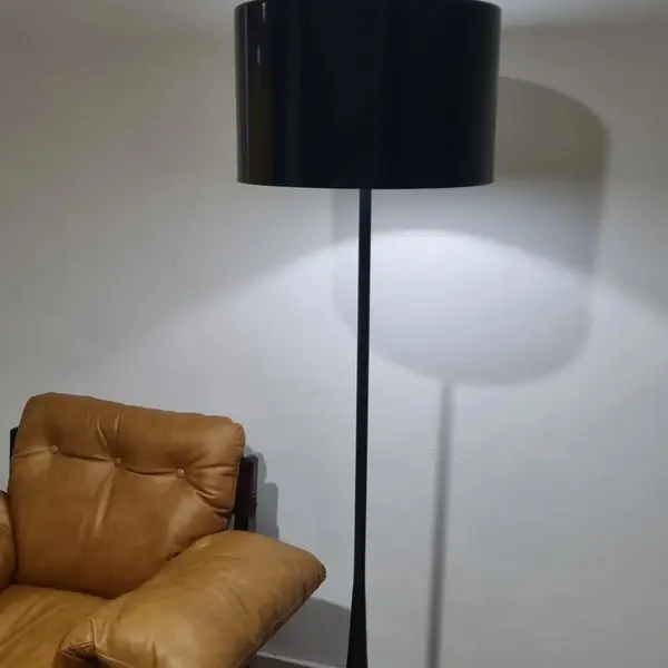 Foto de um(a) Luminária de chão Anos 60 Vintage, da categoria de Luminárias de chão. Descubra a charme da decoração com esta linda luminária de chão vintage dos anos 60. Com sua beleza plástica em estilo... Mostrado de uma perspectiva diferente. Vendido no marketplace Trésors.