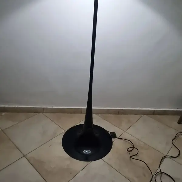 Foto de um(a) Luminária de chão Anos 60 Vintage, da categoria de Luminárias de chão. Descubra a charme da decoração com esta linda luminária de chão vintage dos anos 60. Com sua beleza plástica em estilo... Mostrado de uma perspectiva diferente. Vendido no marketplace Trésors.