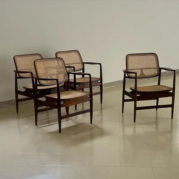 Foto de um(a) Poltrona Oscar - Sérgio Rodrigues, da categoria de Poltronas. Encontre a perfeição em sua sala com a poltrona leve Oscar Niemeyer do designer Sérgio Rodrigues. Estrutura em madeira de... Mostrado de uma perspectiva diferente. Vendido no marketplace Trésors.