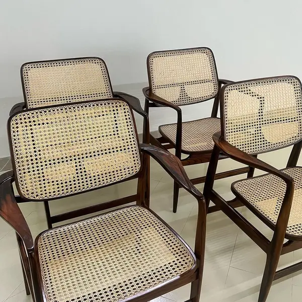 Foto de um(a) Poltrona Oscar - Sérgio Rodrigues, da categoria de Poltronas. Encontre a perfeição em sua sala com a poltrona leve Oscar Niemeyer do designer Sérgio Rodrigues. Estrutura em madeira de... Mostrado de uma perspectiva diferente. Vendido no marketplace Trésors.