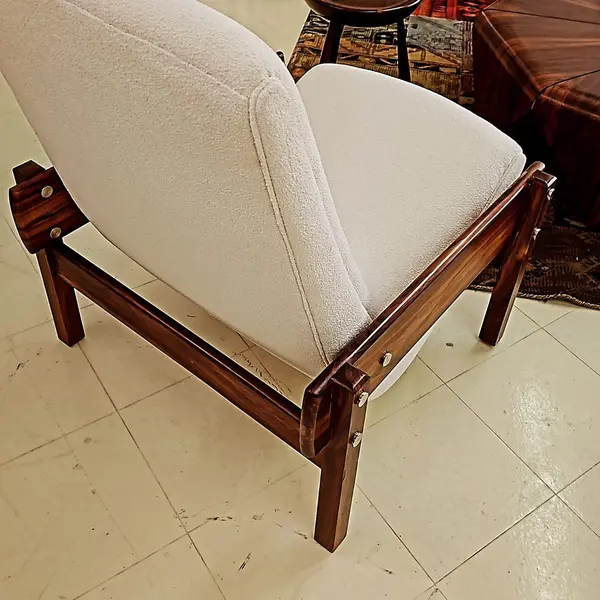 Foto de um(a) Poltrona Vronka - Sérgio Rodrigues OCA 1960, da categoria de Poltronas. Descubra a beleza da Poltrona Vronka, um produto exclusivo desenhado por Sérgio Rodrigues para a manufatura OCA na década de... Mostrado de uma perspectiva diferente. Vendido no marketplace Trésors.