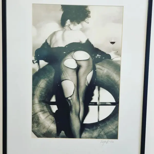 Foto de um(a) Capa da revista Playboy de 1982 Assinada por Tripolli, da categoria de Fotografia. Desbloqueie o charme da década de 80 com esta bela capa original da Revista Playboy de 1982, assinada pelo renomado... Mostrado de uma perspectiva diferente. Vendido no marketplace Trésors.