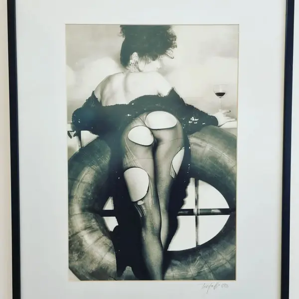 Foto de um(a) Capa da revista Playboy de 1982 Assinada por Tripolli, da categoria de Fotografia. Desbloqueie o charme da década de 80 com esta bela capa original da Revista Playboy de 1982, assinada pelo renomado... Mostrado de uma perspectiva diferente. Vendido no marketplace Trésors.