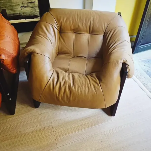 Foto de um(a) Poltrona Lafer MP 97 com couro legítimo envelhecido, da categoria de Poltronas. Encontre a perfeição na Poltrona Lafer MP 97, feita com couro legítimo envelhecido que combina luxo e confort. A sua... Mostrado de uma perspectiva diferente. Vendido no marketplace Trésors.