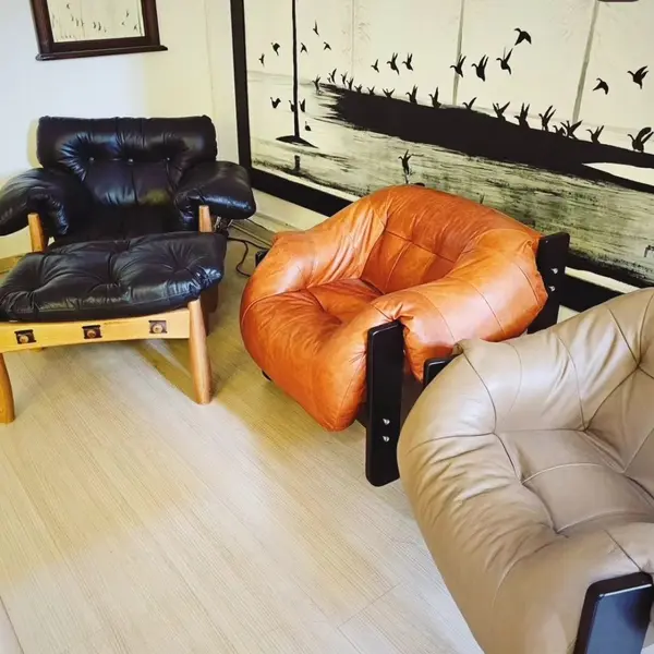 Foto de um(a) Poltrona Lafer MP 97 com couro legítimo envelhecido, da categoria de Poltronas. Encontre a perfeição na Poltrona Lafer MP 97, feita com couro legítimo envelhecido que combina luxo e confort. A sua... Mostrado de uma perspectiva diferente. Vendido no marketplace Trésors.