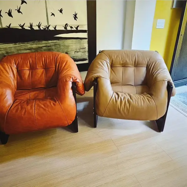 Foto de um(a) Poltrona Lafer MP 97 com couro legítimo envelhecido, da categoria de Poltronas. Encontre a perfeição na Poltrona Lafer MP 97, feita com couro legítimo envelhecido que combina luxo e confort. A sua... Mostrado de uma perspectiva diferente. Vendido no marketplace Trésors.
