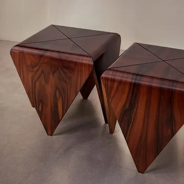 Foto de um(a) Mesa Lateral Pétala de Jorge Zalszupin, da categoria de Mesas laterais. Mesa lateral pétala de Jorge Zalszupin - um clássico do design brasileiro que combina elegância e funcionalidade em seu... Mostrado de uma perspectiva diferente. Vendido no marketplace Trésors.