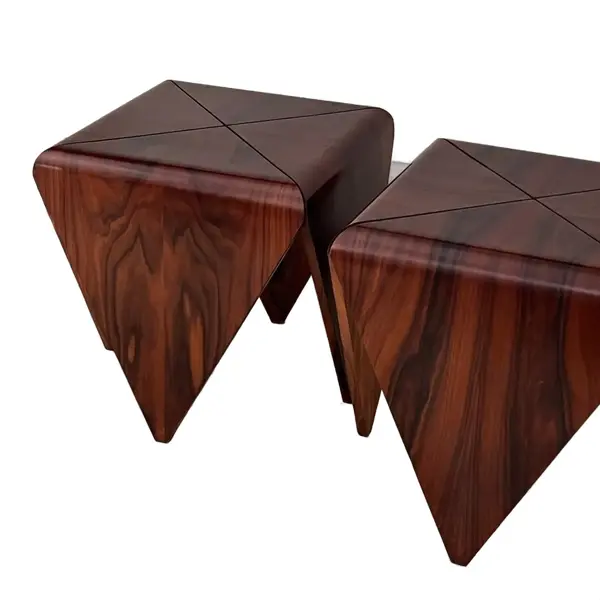 Foto de um(a) Mesa Lateral Pétala de Jorge Zalszupin, da categoria de Mesas laterais. Mesa lateral pétala de Jorge Zalszupin - um clássico do design brasileiro que combina elegância e funcionalidade em seu... Vendido no marketplace Trésors.